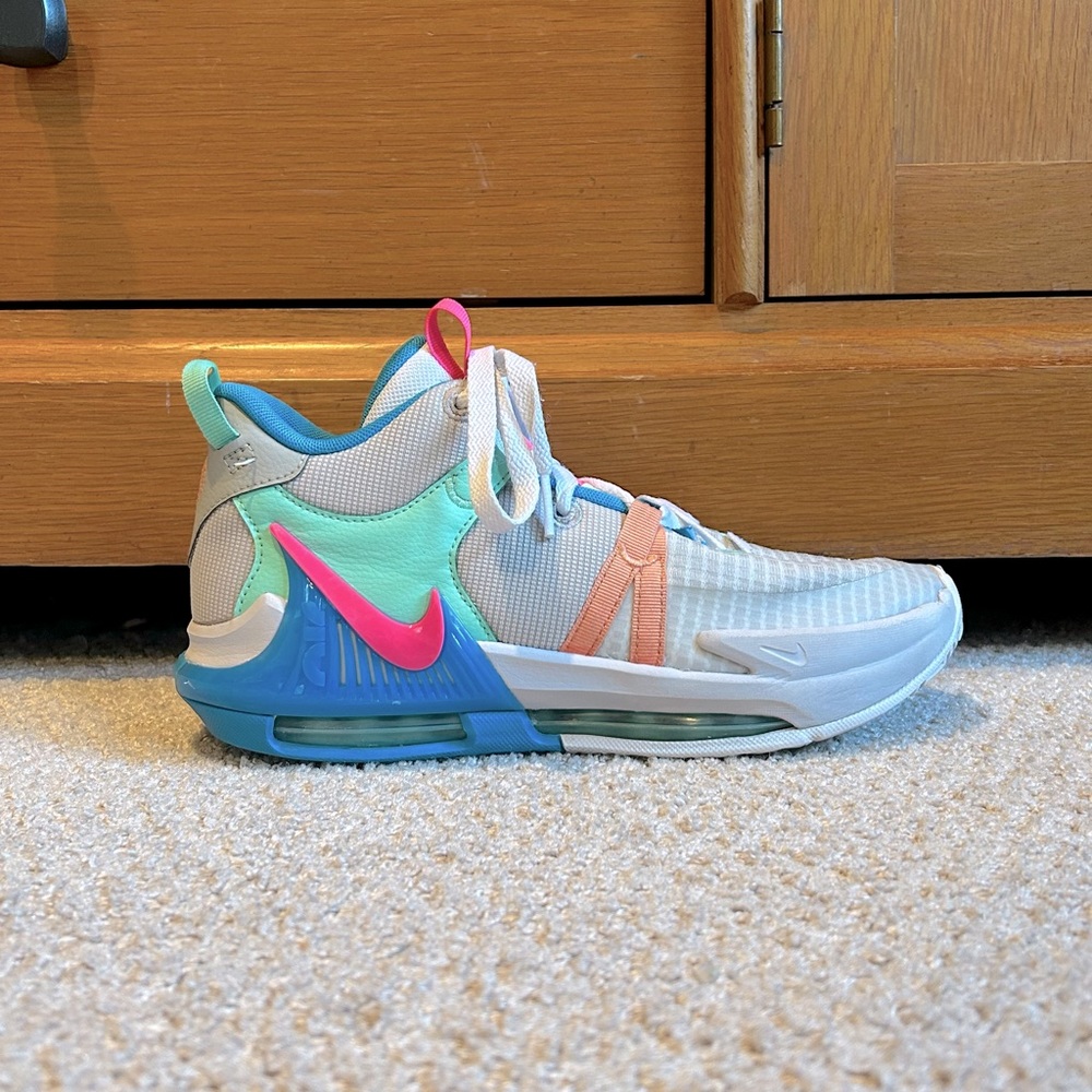 Boys’ Nike Big Kid Lebron Witness VII Basketball Shoes
